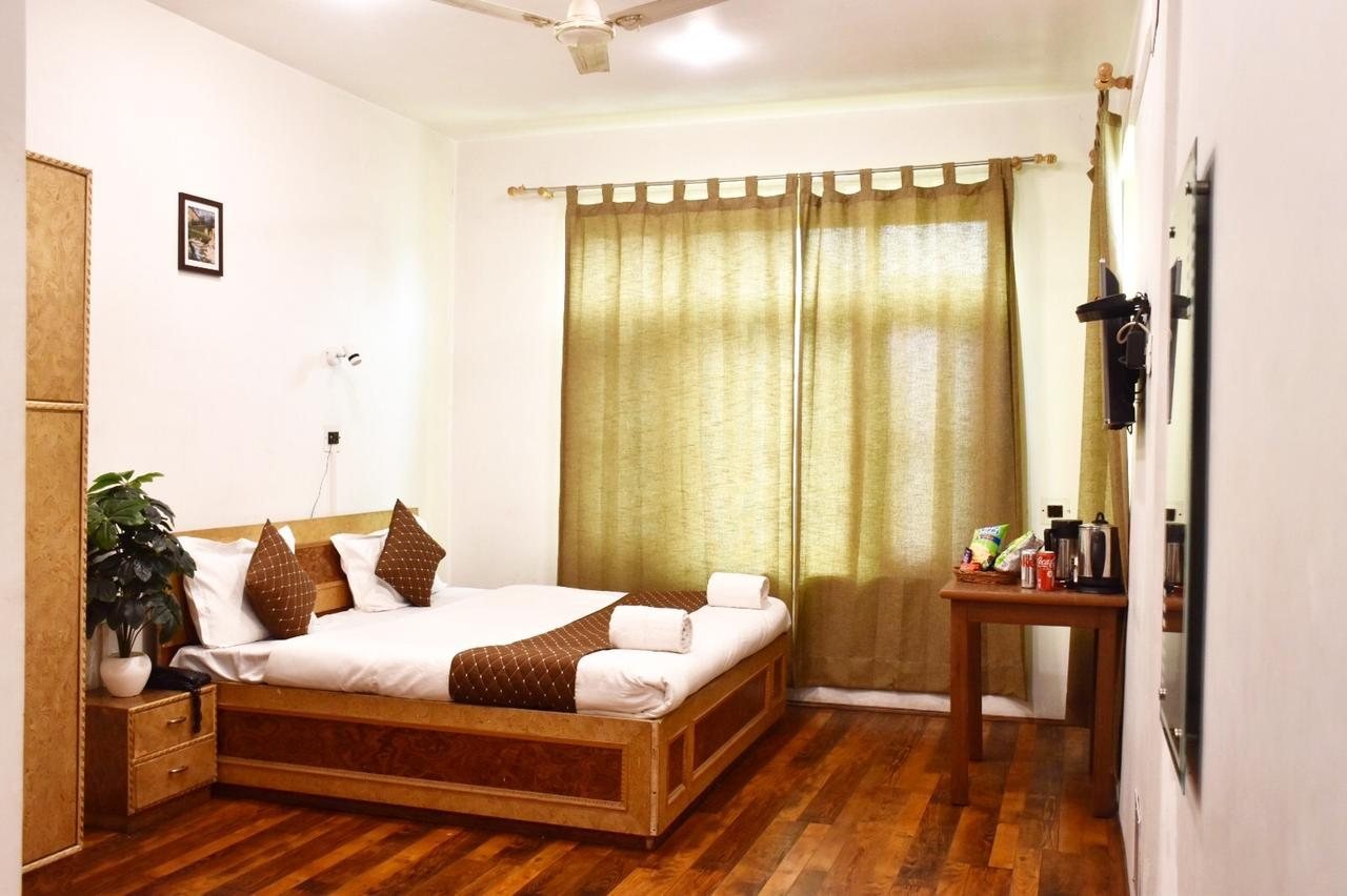 Deluxe premium room with lounge seating