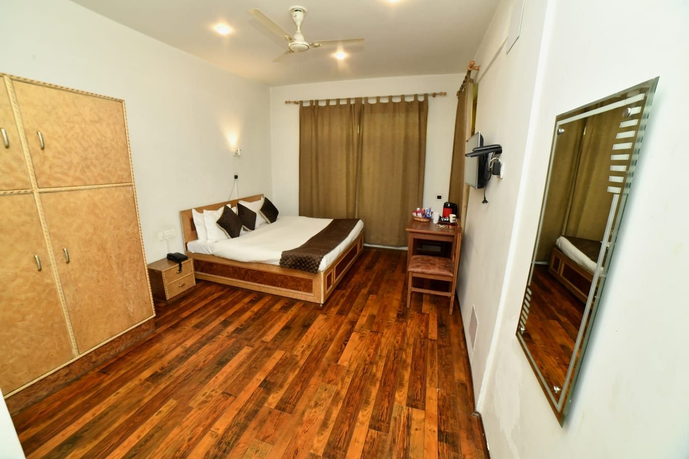 Room with wardrobe and mirror
